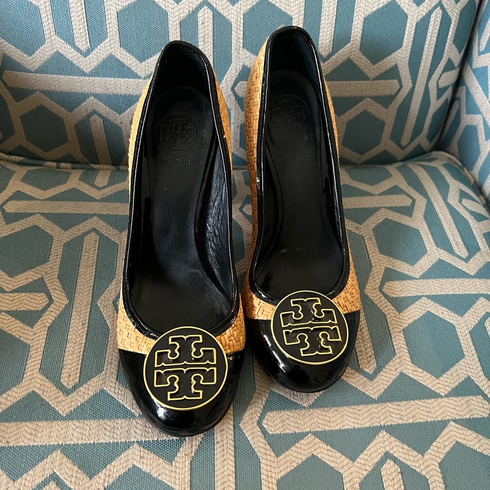 Tory Burch Ladies Shoes Size 7.5. Black Patent leather and Woven Straw Heels